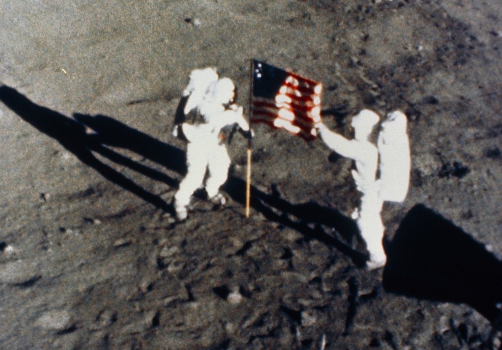 Buzz Aldrin a Neil Armstrong umísťují na povrchu Měsíce americkou vlajku.