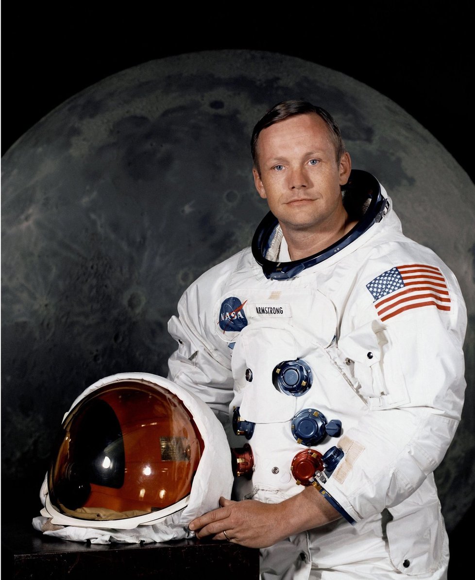 Mezi absolventy univerzity patří řada známých osobností, např. astronaut Neil Armstrong.