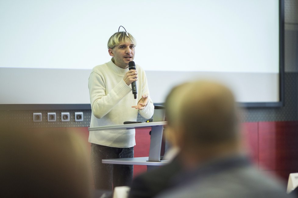 Neil Harbisson navštívil Prahu a promluvil na technologické konferenci.