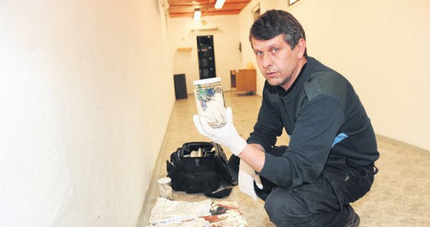 Milan Prokop se sklenicí, v níž je pach odebraný po nedávném zatčení podezřelému. Pes jeho pach porovná s pachem uchovávaným v databance