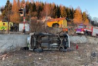 V Nejdku se srazilo auto s vlakem: Osobák skončil po nehodě na boku
