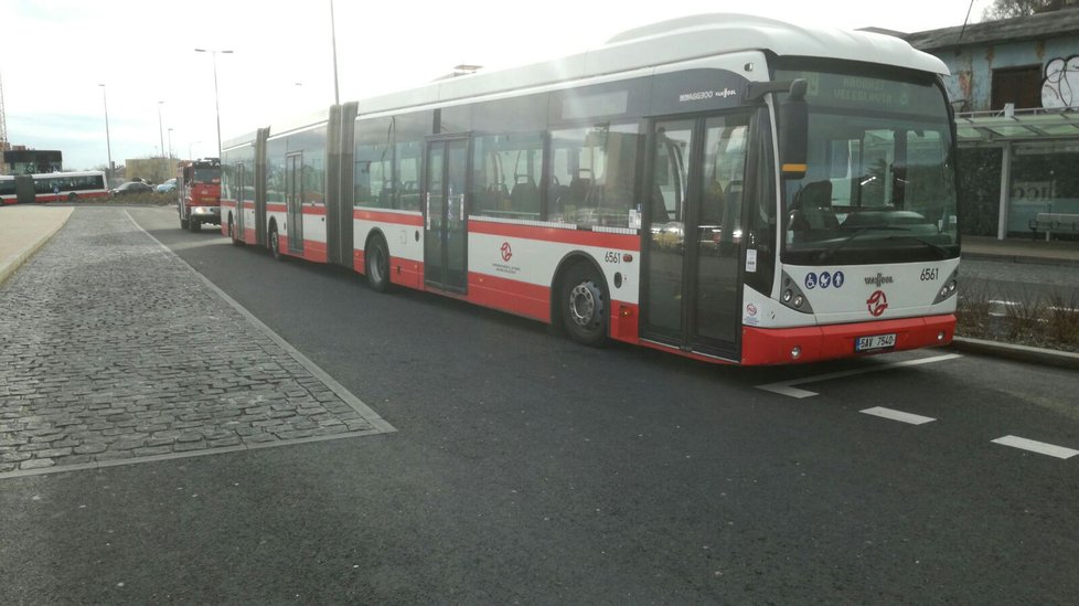 Autobusová linka 119, která vozí cestující na letiště, měla nehodu.