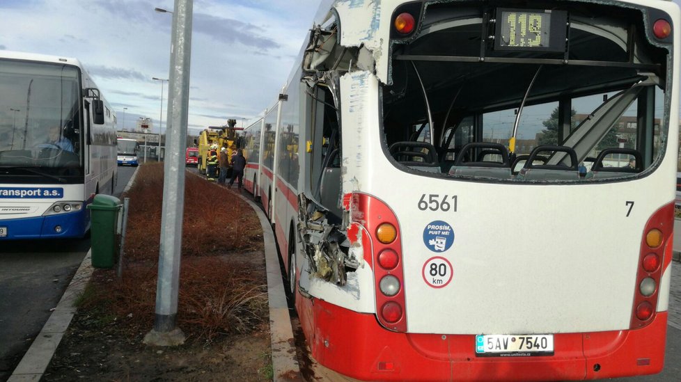 Autobusová linka 119, která vozí cestující na letiště, měla nehodu.