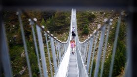 Skoro pět set metrů dlouhý visutý most můžou turisté zdolat u švýcarského města Zermatt.