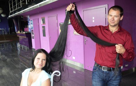 Adéla Němcová (35) má vlasy dlouhé 236 cm. Ukázat je musel pomoci i její manžel Pavel (33).