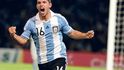 Nejdražší. Argentinský reprezentantSergio Agüero se stal nejdražším hráčemletní přestupové sezony v PremierLeague. Jeho příchod do ManchesteruCity přišel majitele klubu na miliardukorun Nejdražší. Argentinský reprezentantSergio Agüero se stal nejdražším hráčemletní přestupové sezony v PremierLeague. Jeho příchod do ManchesteruCity přišel majitele klubu na miliardukorun
