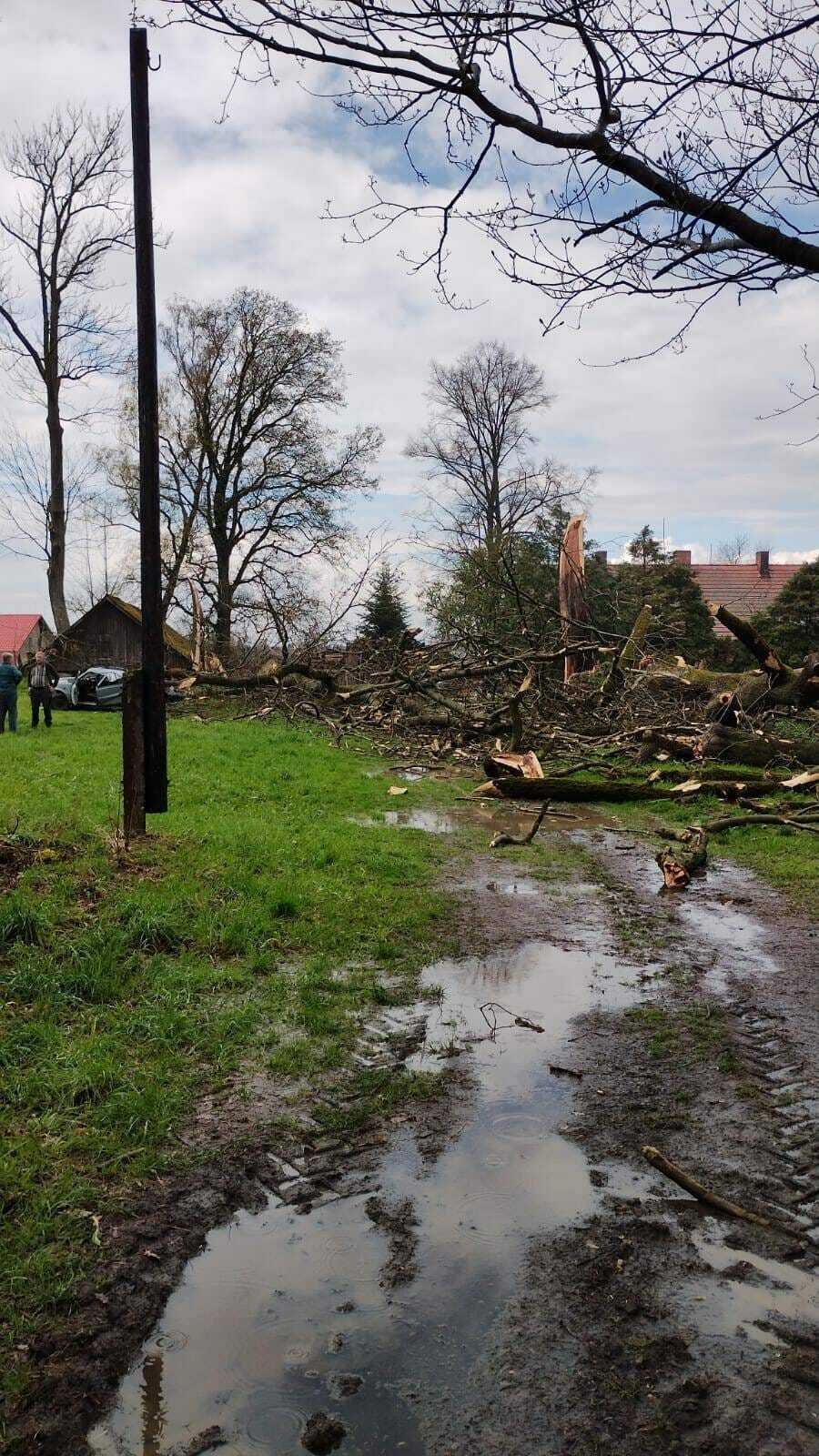 Škody po větrné smršti v Nejepíně
