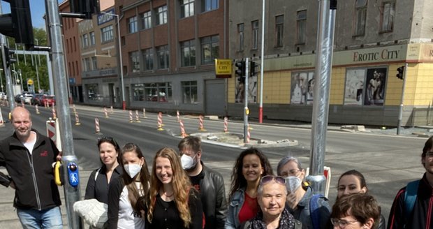 V sobotu zahájilo Brno turistickou trasu nazvanou Nejhnusnější místa Brna. Zájem o ni byl velký. Průvodcem je Michal Doležel (dole vpravo)