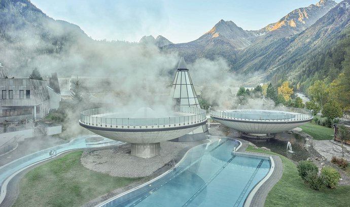 Velkolepá architektura, která ale harmonicky souzní s okolní krajinou. Takový je Aqua Dome, který nabízí úchvatný výhled na Ötztalské Alpy a jediný termální pramen v západním Rakousku.