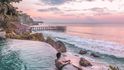 Ayana Resort na Bali si suverénně získal srdce Instagramu. Lázně se rozkládají na 90 hektarech tropických zahrad na útesu ve výšce 35 metrů nad zálivem Jimbaran a najdete tu hned 12 bazénů.