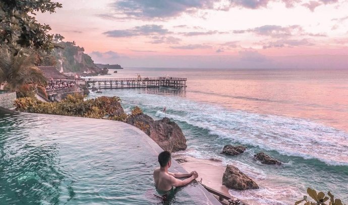 Ayana Resort na Bali si suverénně získal srdce Instagramu. Lázně se rozkládají na 90 hektarech tropických zahrad na útesu ve výšce 35 metrů nad zálivem Jimbaran a najdete tu hned 12 bazénů.