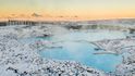 Geotermální minerální lázně Blue Lagoon zaujmou na první pohled svou hrou barev. Nachází se v lávových polích u města Grindavík na poloostrově Reykjanes v jihozápadní části Islandu.
