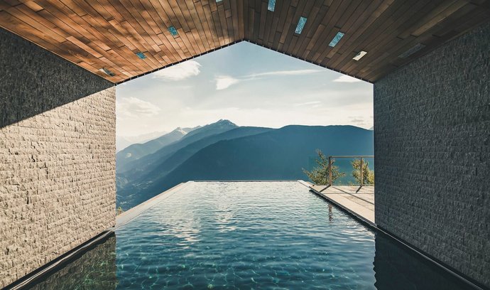 Mezi oblíbence Instagramu patří i hotel Miramonti v Itálii a při pohledu na nekonečný bazén se není čemu divit. Hosté se tu při koupání mohou kochat úchvatným výhledem z ptačí perspektivy na údolí Imagna.