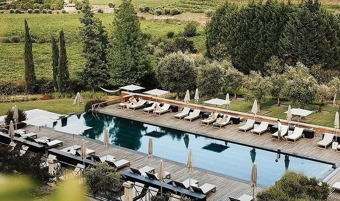 Pětihvězdičkový lázeňský hotel Six Senses Douro Valley je zrekonstruovaný zámek u údolí portugalské řeky Douro, které je součástí světového dědictví UNESCO. Díky umístění na kopci se z něj otevírá úchvatný výhled na terasovité vinice.