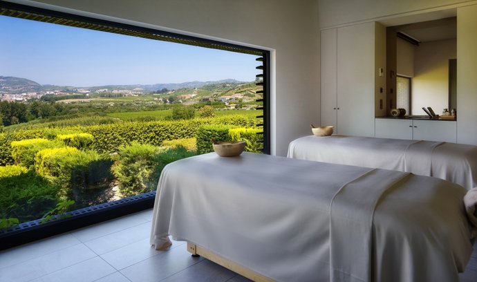 Pětihvězdičkový lázeňský hotel Six Senses Douro Valley je zrekonstruovaný zámek u údolí portugalské řeky Douro, které je součástí světového dědictví UNESCO. Díky umístění na kopci se z něj otevírá úchvatný výhled na terasovité vinice.