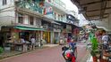 9. místo: Sai Kung, Hongkong. Díky idylickým plážím, malebným turistickým stezkám a parkům je Sai Kung často označován za zahradu Hongkongu. Čtvrť je navíc méně obydlená než centrum a nachází se tu množství ekologických farem, obchodů se zdravou výživou a obchodů s nulovým odpadem. 9. místo: Sai Kung, Hongkong. Díky idylickým plážím, malebným turistickým stezkám a parkům je Sai Kung často označován za zahradu Hongkongu. Čtvrť je navíc méně obydlená než centrum a nachází se tu množství ekologických farem, obchodů se zdravou výživou a obchodů s nulovým odpadem.