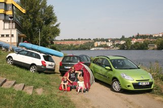 Malá kombi jsou univerzální, praktická, líbivá a díky tomu oblíbená, přesto se automobilky v jejich nabídce nikdy nepředháněly. Existují totiž výdělečnější a módě mnohem více podléhající segmenty.