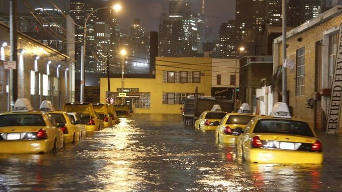 Nejméně 12 mrtvých po sobě zanechala "superbouře" Sandy, která v pondělí večer místního času (v noci na dnešek SEČ) udeřila na východní pobřeží Spojených států ve státě New Jersey. Na mnoha místech způsobila záplavy, přerušila dodávky elektřiny pro více než 5,5 milionu lidí a zkomplikovala dopravu.  (Foto Profimedia)