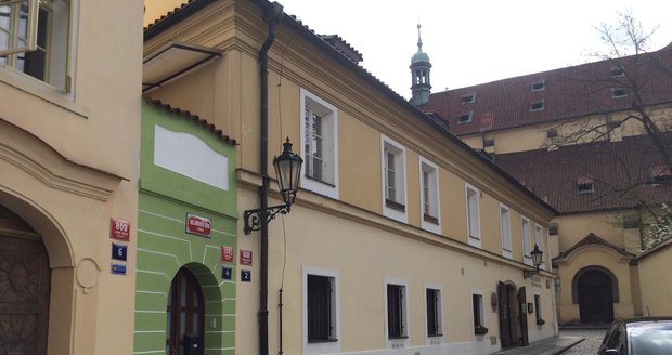 Nejmenší dům v Praze se nachází v Anežské ulici.