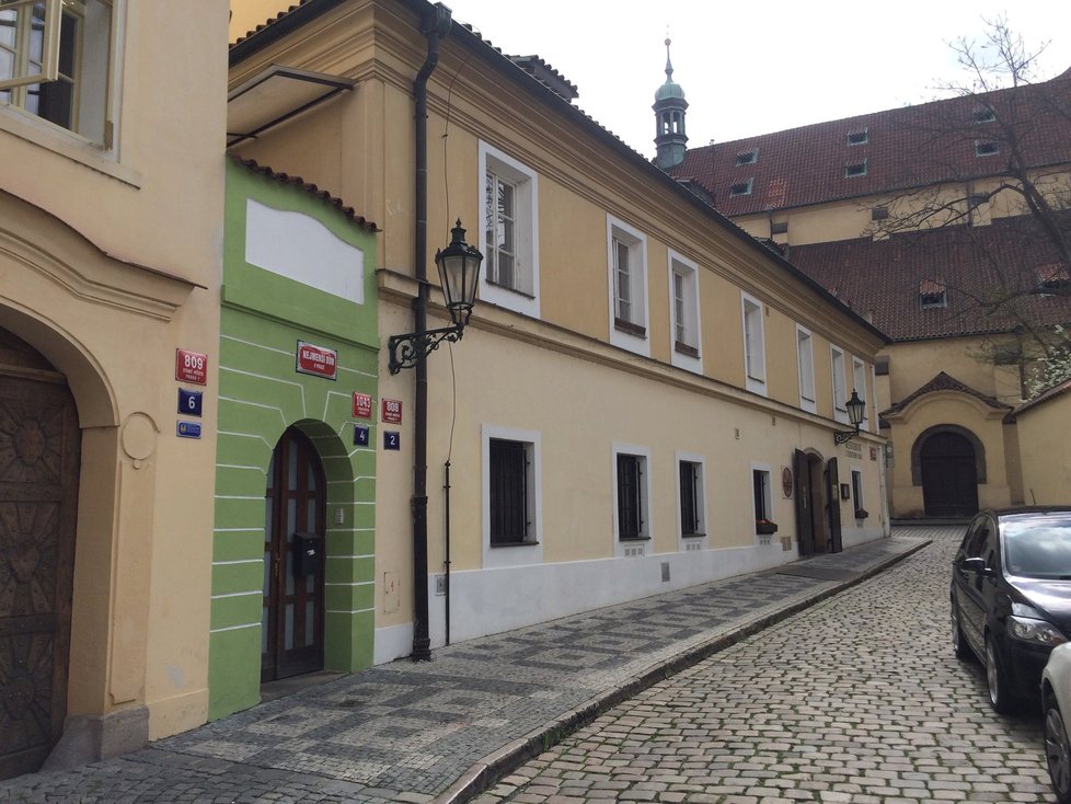 Nejmenší dům v Praze se nachází v Anežské ulici. Ta nese název po sv. Anežce České.