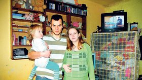 Nejmladší matka Česka čeká druhé dítě: A živoří s dalšími 11 lidmi v 3+1!