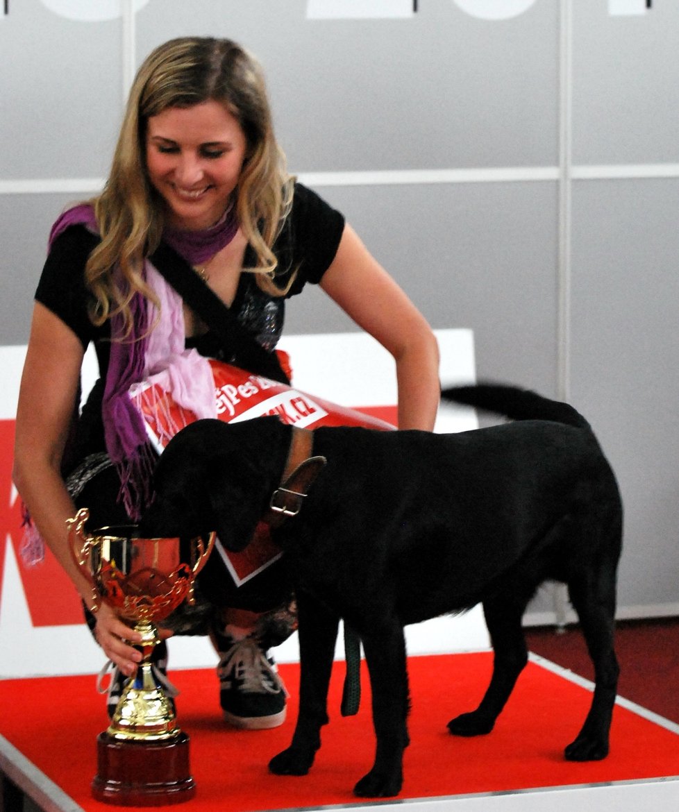 Vítězové - panička Kornelie Hájíčková a její psí miláček Arnoštek.