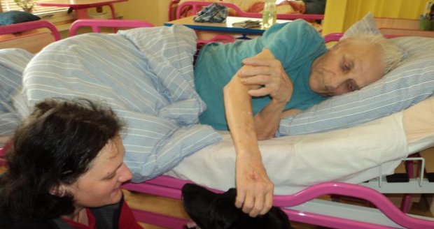Roneček pomáhá seniorům, upoutaným na lůžku, zlepšit jejich psychický stav
