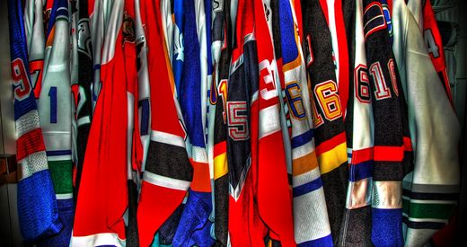 Žebříček 10 nejprodávanějších hráčských dresů podle oficiálního stránky NHL.com sleduje období od letošního června. Žebříček 10 nejprodávanějších hráčských dresů podle oficiálního stránky NHL.com sleduje období od letošního června.
