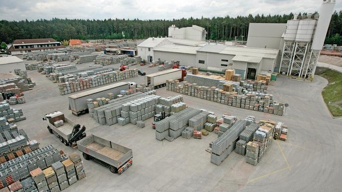 Největším českým výrobcem betonové dlažby je firma Best. Kdysi jí patřila dokonce polovina trhu, nyní svůj podíl odhaduje na dvacet až třicet procent