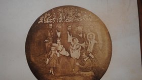 Na snímku je zachycena rodina hraběte Karla Chotka (druhý zprava). Podle některých spekulací historiků by mohl být jednou z osob na portrétu František Palacký (zcela vlevo), který byl vychovatelem hraběcích dětí.