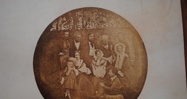 Na snímku je zachycena rodina hraběte Karla Chotka (druhý zprava). Podle některých spekulací historiků by mohl být jednou z osob na portrétu František Palacký (zcela vlevo), který byl vychovatelem hraběcích dětí.