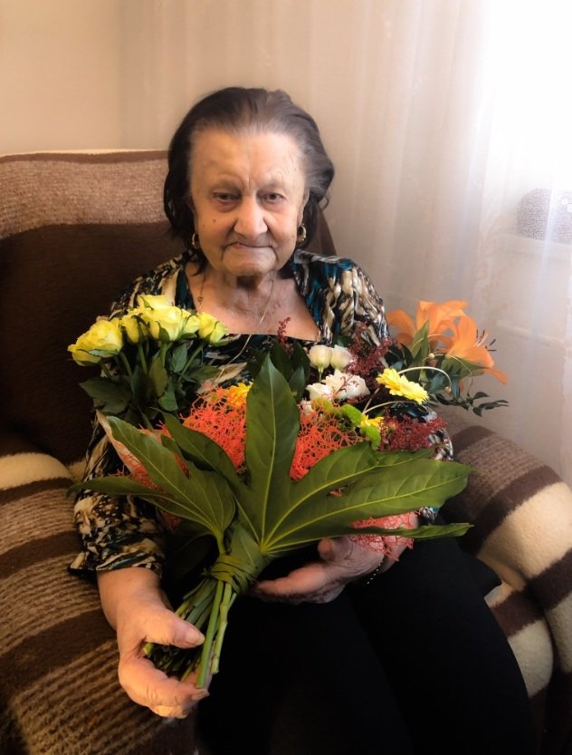 Marie Schvarzová přijala k 109. narozeninám od radnice v Brně-Židenicích kytici.