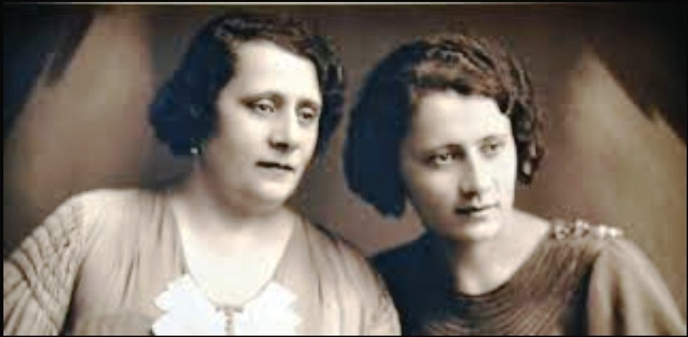 Marie Schwarzová (vpravo) se svou maminkou v ateliéru v Rožnově pod Radhoštěm.