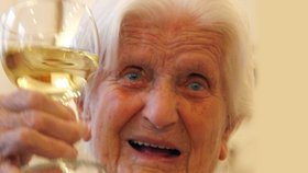 Františka Kuželová oslavila své 104. narozeniny se sklenkou v ruce. Poslední roky života už ale jen ležela.