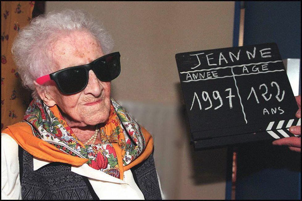 Jeanne Calmentová, dosud nejstarší uznávaná žena historie, možná lhala o svém věku. Pravdu zjistí exhumace jejího těla