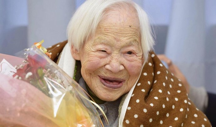 Nejstarší žena světa Misao Okawaová