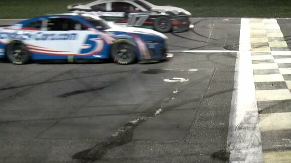 Takto vypadá nejtěsnější finiš v historii série NASCAR. O vítězi rozhodla 0,001 sekundy 