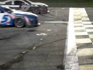 Takto vypadá nejtěsnější finiš v historii NASCAR. Rozhodla 0,001 sekundy