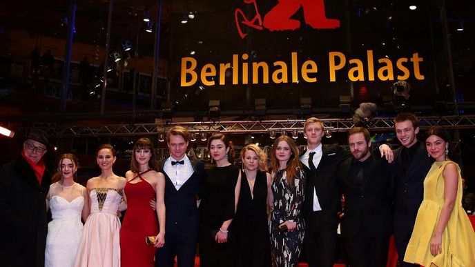 Největší hvězda Berlinale, herečka Natalie Portmanová (třetí zleva) jako patronka vyhlášení deseti nových evropských Shooting Stars
