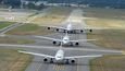 Největší letouny Airbusu (odpředu dozadu A330, A350, A380)