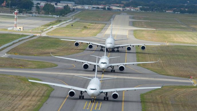 Největší letouny Airbusu (odpředu dozadu A330, A350, A380)