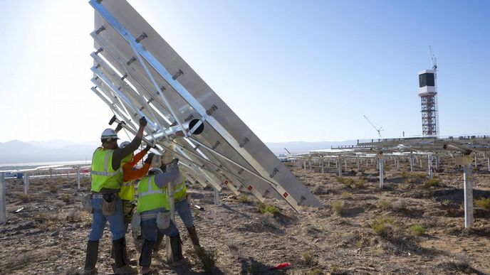 Největší solárně-termální elektrárna na světě je blízko hranice mezi státy Kalifornie a Nevada