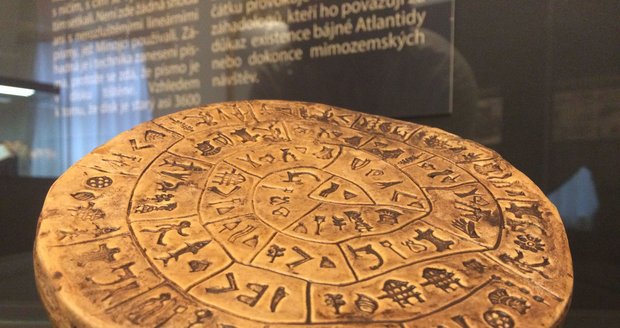 3600 let starý hliněný kotouč nalezený v roce 1907 v troskách paláce Faistos na Krétě. Pokrývají jej nerozluštěné znaky a symboly ve spirále. Podle jedné z teorií mohl být kotouč strojově čitelný blíže neurčeným starověkým zařízením.