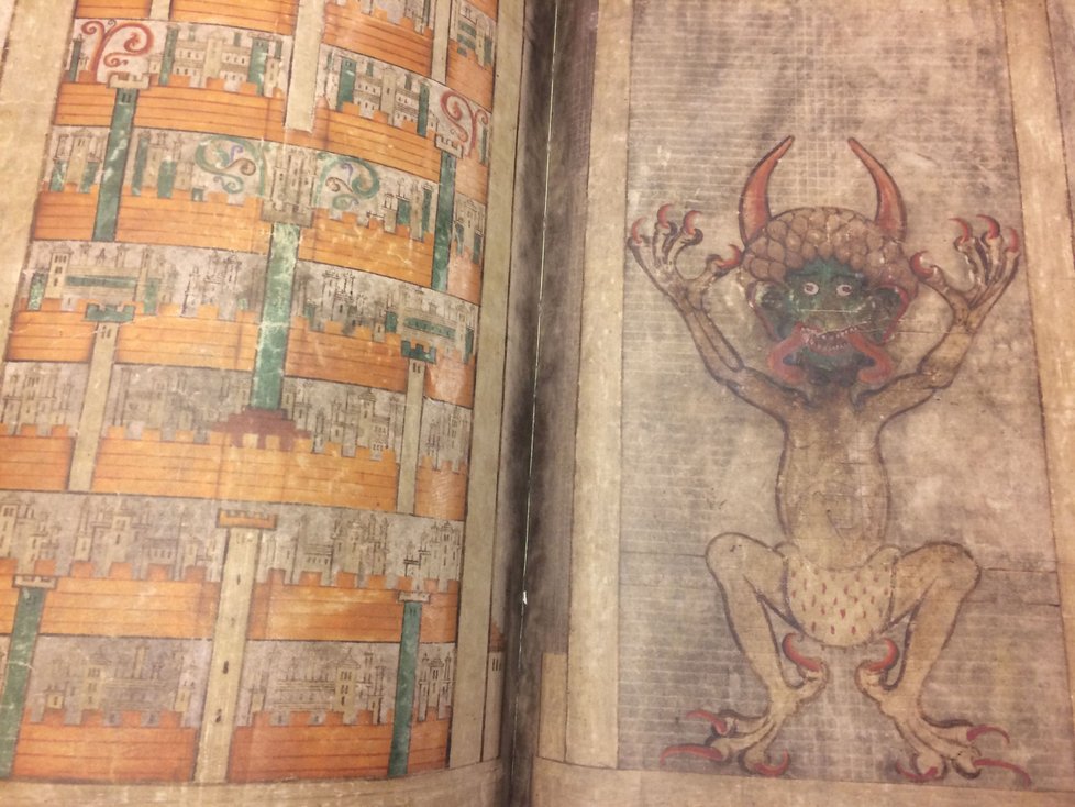 Codex gigas neboli Ďáblova bible, největší rukopisná kniha světa vážící 75 kilogramů. Její maketu vyrobilo knihařství Fogl a Rambová v Žamberku. Sepsána byla ve 13. století v podlažickém klášteře.