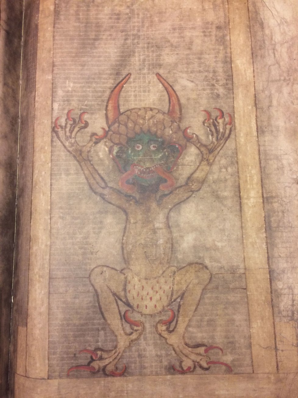 Codex gigas neboli Ďáblova bible, největší rukopisná kniha světa vážící 75 kilogramů. Její maketu vyrobilo knihařství Fogl a Rambová v Žamberku. Sepsána byla ve 13. století v podlažickém klášteře.