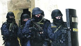 Tak policejní zakuklenci v plné zbroji zatýkají nebezpečné zločince. Rádi by si takhle došli i pro deset nejhledanějších zločinců Česka...