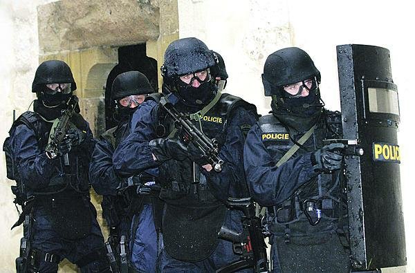 Tak policejní zakuklenci v plné zbroji zatýkají nebezpečné zločince. Rádi by si takhle došli i pro deset nejhledanějších zločinců Česka...