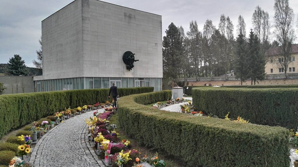 Poslední rozloučení s nejvyšším Čechem se konalo v humpoleckém krematoriu.