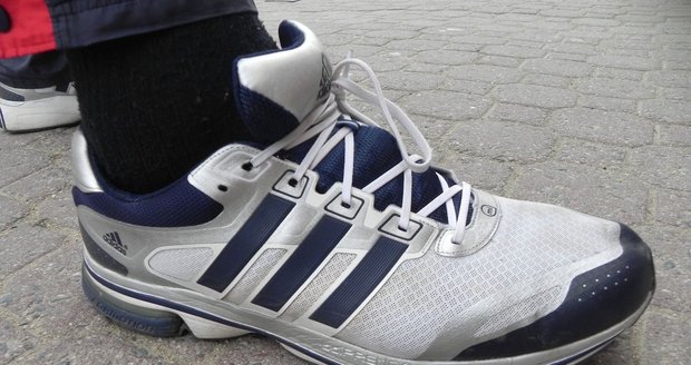 Ïvo Höger a jeho bota, velikost 54 (č.19). Obuv mu posílají bývalí spoluhráči ze zámoří, v Česku má smůlu.