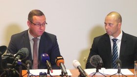 Nejvyšší státní zástupce Pavel Zeman (vlevo) a mluvčí úřadu Petr Malý při tiskové konferenci v Brně k nejnovějšímu vývoji kolem vyšetřování kauzy Čapí hnízdo